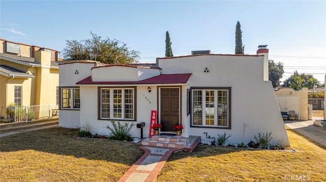 view of front of house with a front lawn