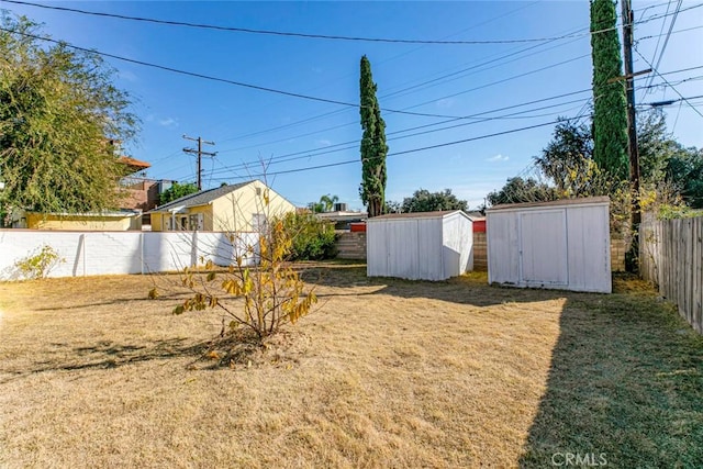 view of yard featuring a storage unit