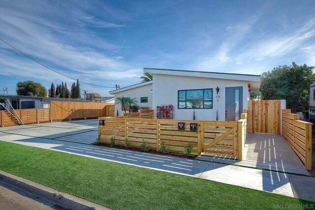 view of front of property featuring a front lawn