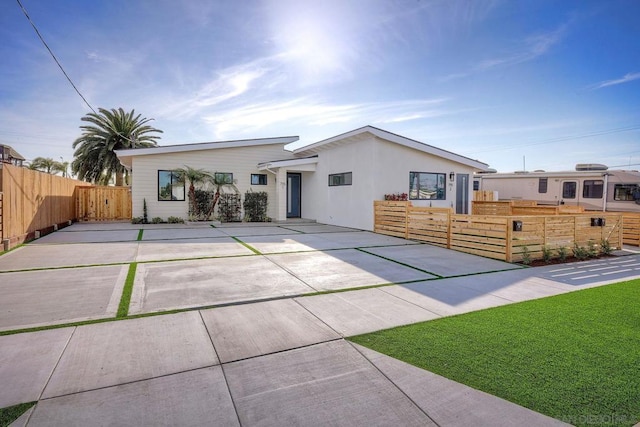 view of front of house featuring a front yard