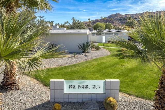 view of yard featuring a mountain view