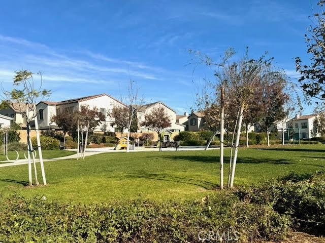 view of property's community featuring a lawn