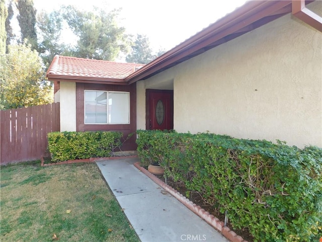 property entrance featuring a yard