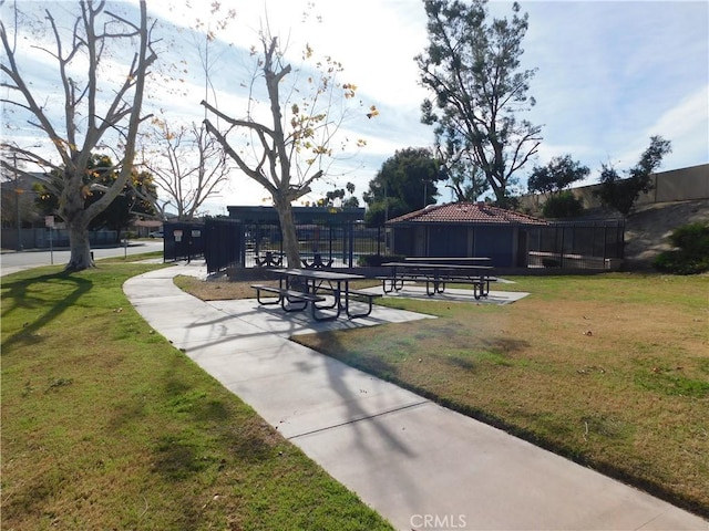 view of property's community featuring a yard