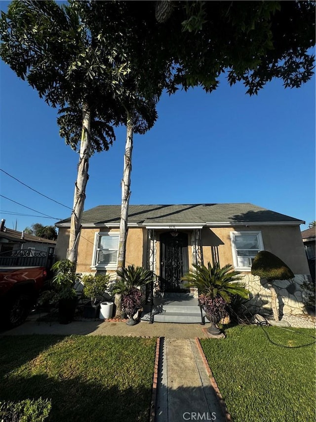 view of front of property with a front lawn