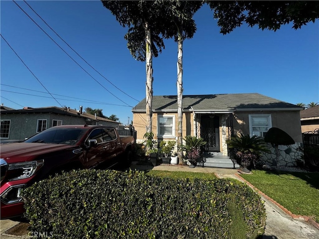 view of front facade featuring a front lawn