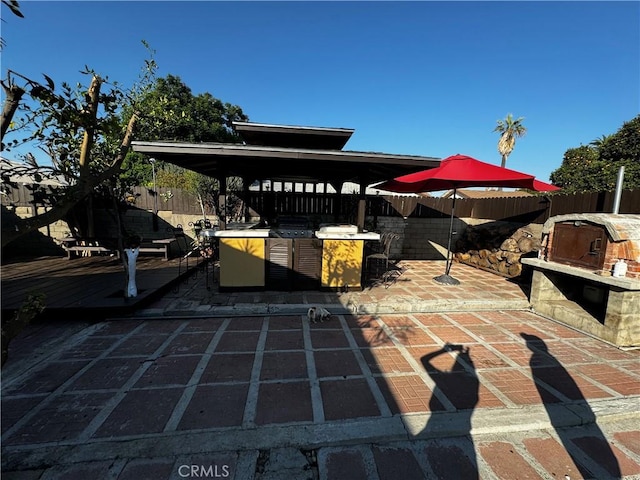 view of patio / terrace featuring an outdoor kitchen