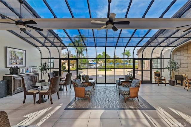unfurnished sunroom featuring outdoor lounge area and a ceiling fan