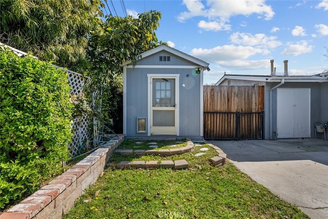 view of outdoor structure featuring a yard