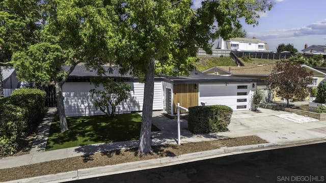 view of front facade featuring a garage