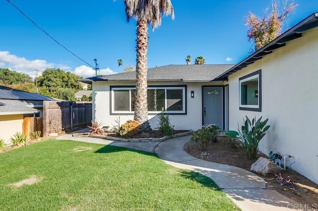 view of front of property with a front yard