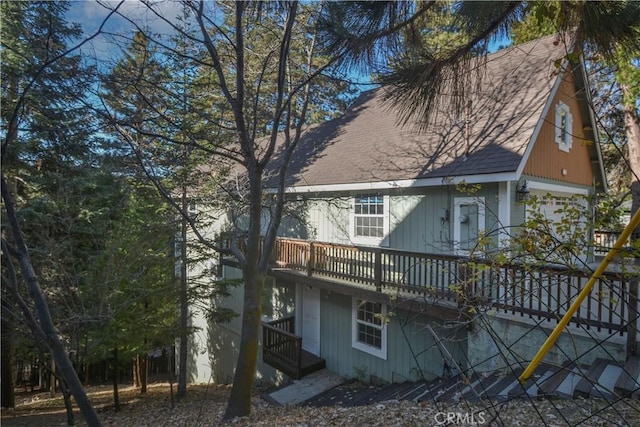 173 Grizzly Rd, Lake Arrowhead, CA 92352 - rear view of property with a shingled roof and a wooden deck