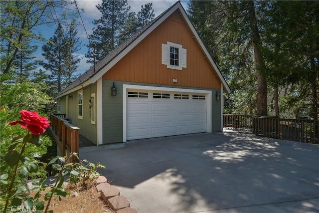 173 Grizzly Rd, Lake Arrowhead, CA 92352 - garage featuring a garage