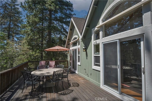 173 Grizzly Rd, Lake Arrowhead, CA 92352 - wooden terrace with outdoor dining space