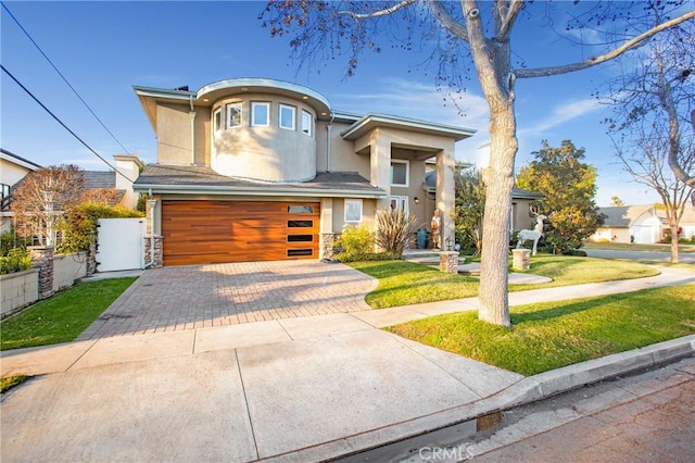 view of front of property featuring a front lawn and a garage