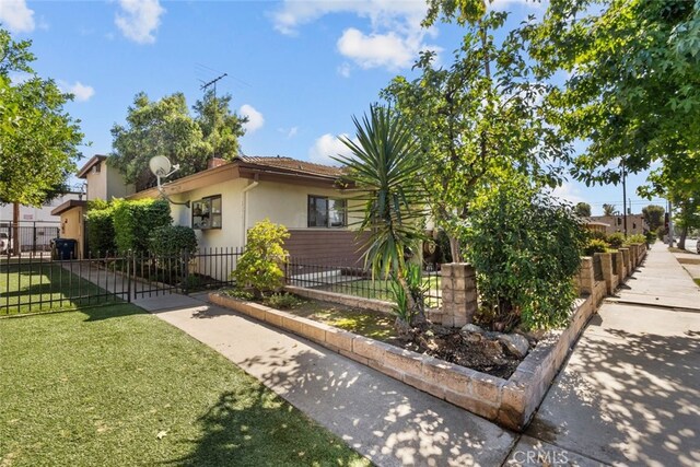 view of front of home featuring a front yard