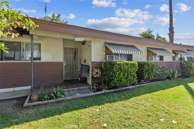 view of front facade with a front yard