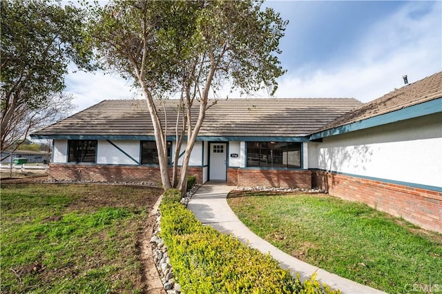 single story home featuring a front yard