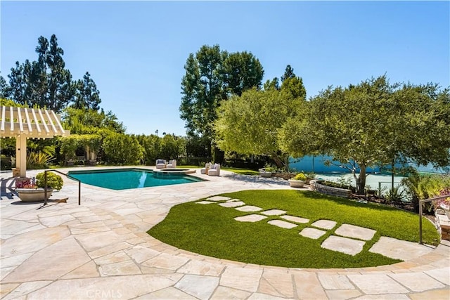 view of swimming pool featuring an in ground hot tub, a yard, and a patio