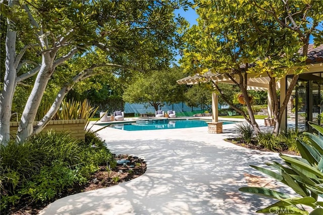 view of pool featuring a pergola, a jacuzzi, and a patio area