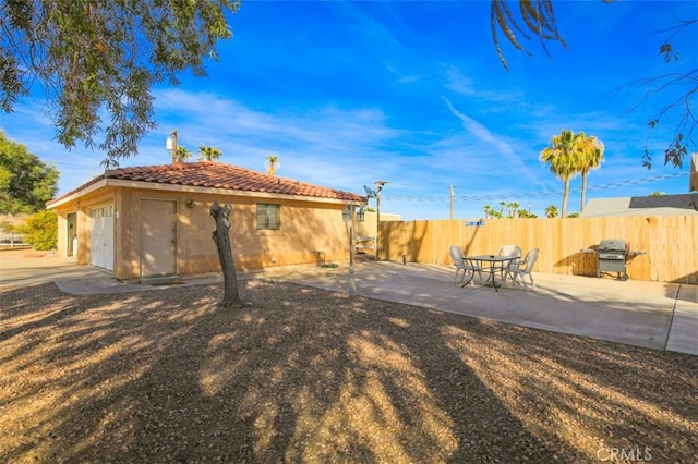 view of yard featuring a patio area