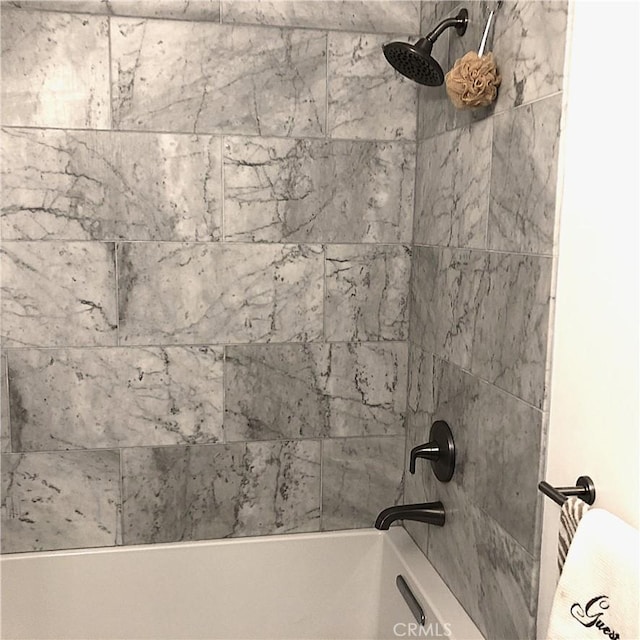 bathroom featuring tiled shower / bath combo