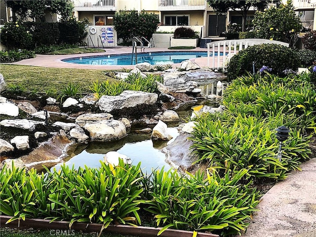 view of swimming pool