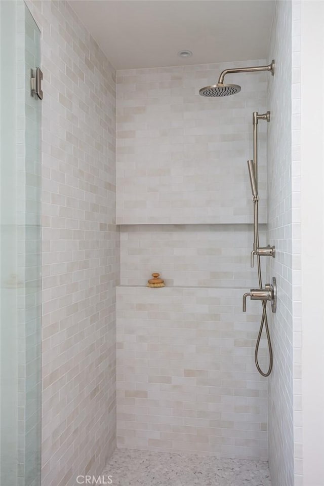 bathroom featuring tiled shower