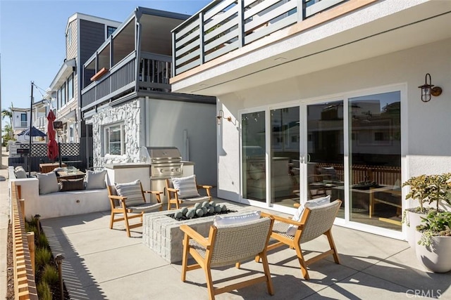 view of patio featuring an outdoor kitchen and area for grilling