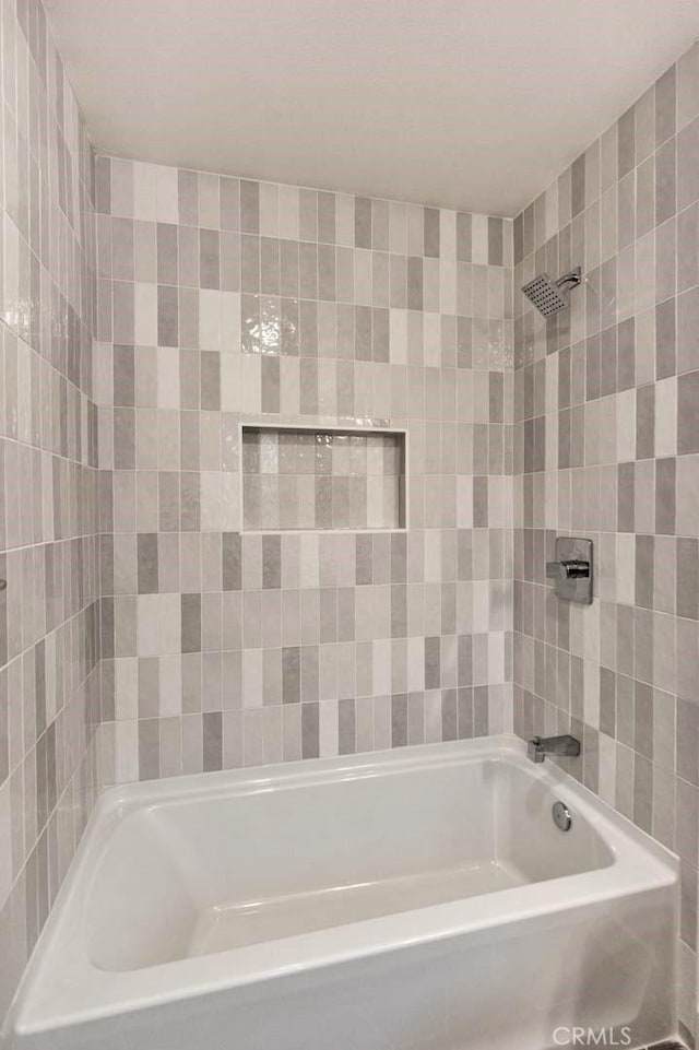 bathroom with tiled shower / bath