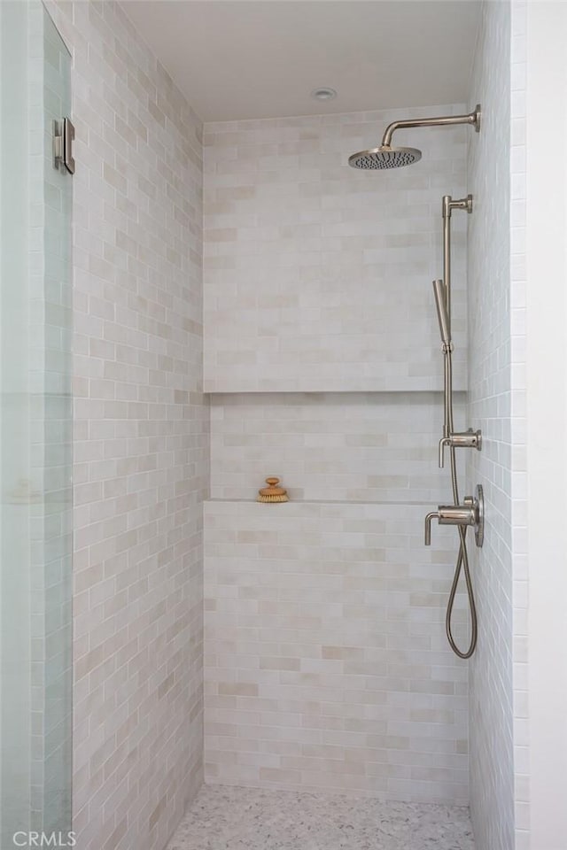 bathroom featuring tiled shower