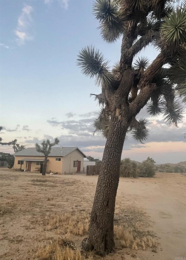 view of yard at dusk