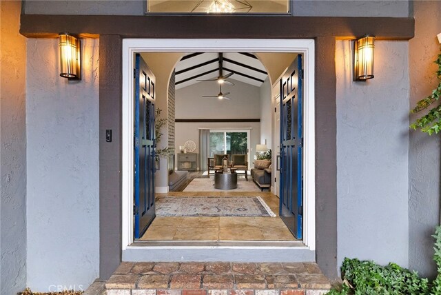 property entrance featuring ceiling fan