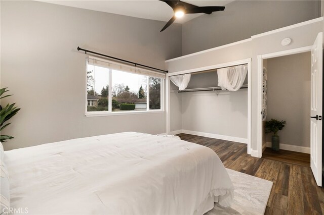 bedroom featuring ceiling fan, dark hardwood / wood-style flooring, and a closet