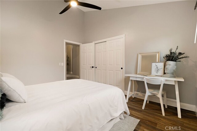 bedroom featuring a closet, dark hardwood / wood-style floors, and ceiling fan