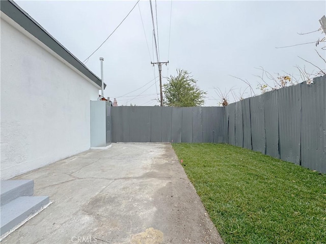 view of yard with a patio area