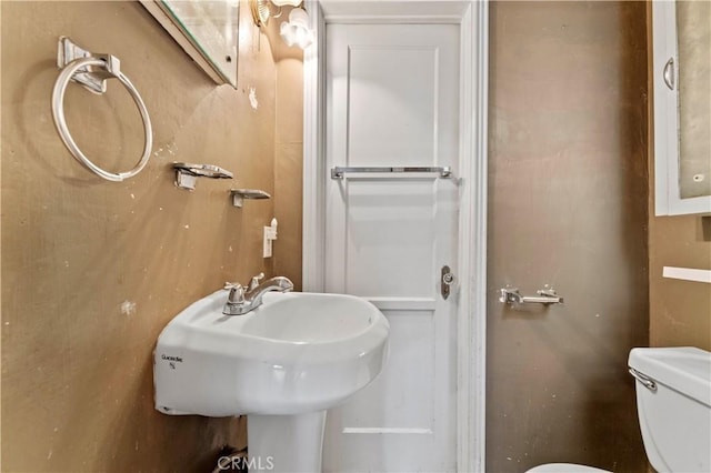 bathroom featuring toilet and sink