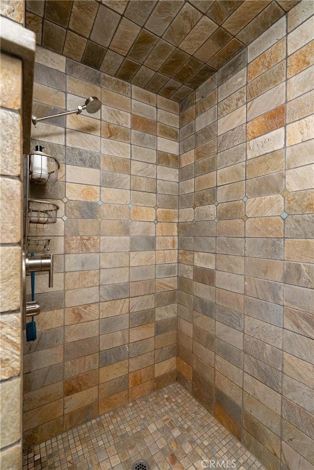 bathroom featuring a tile shower