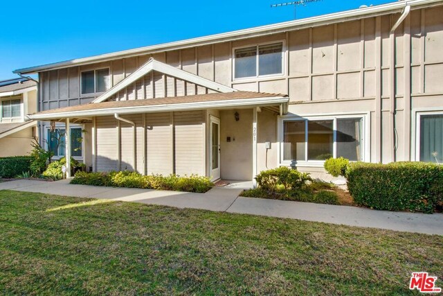 view of front of home featuring a front lawn