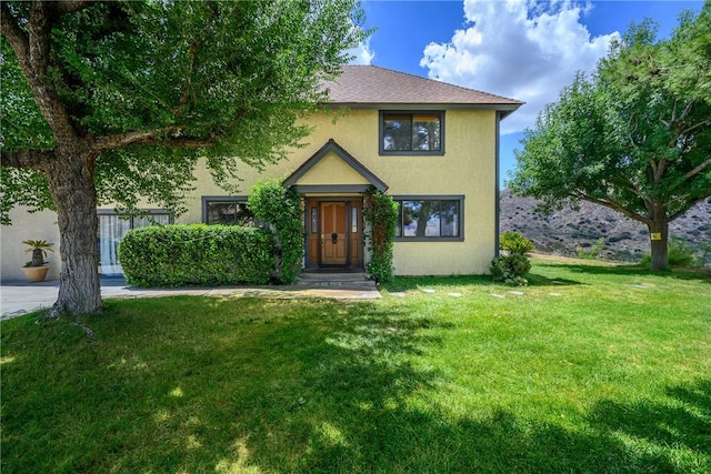 view of front of house featuring a front lawn