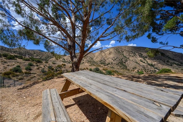 view of yard with a mountain view