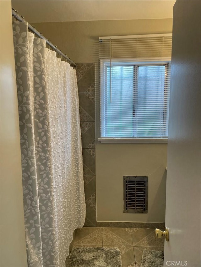 full bath with tile patterned flooring, curtained shower, and visible vents