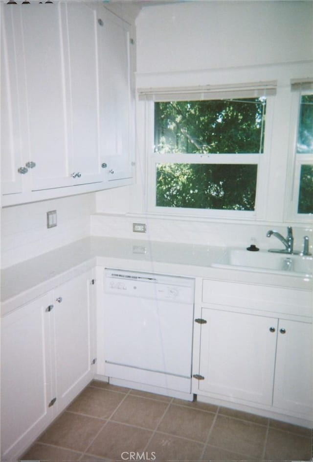 laundry room with sink and light tile patterned flooring