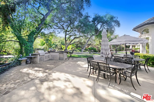 view of patio featuring an outdoor kitchen and grilling area