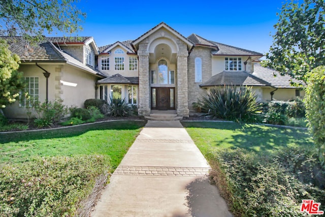 front of property featuring a front yard