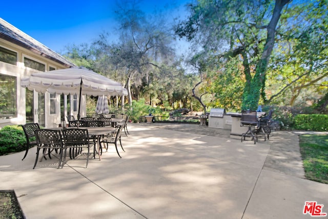 view of patio / terrace featuring an outdoor kitchen and area for grilling