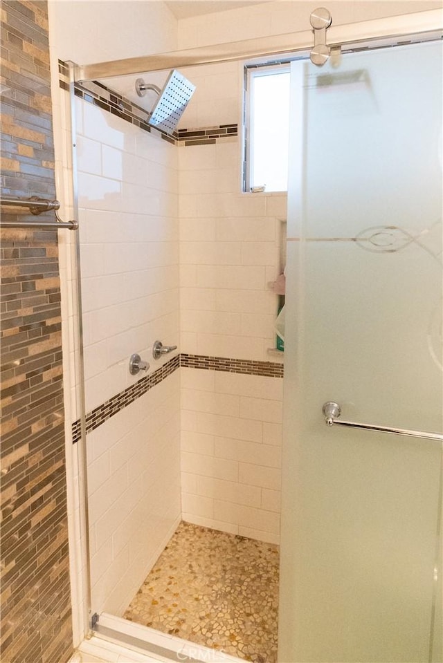 bathroom featuring a tile shower