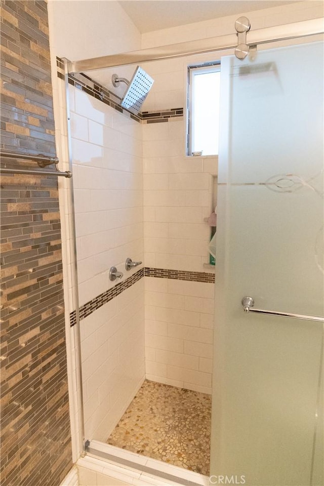 bathroom featuring tiled shower