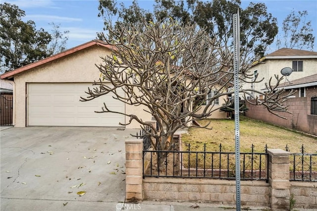 view of front of house featuring a front lawn