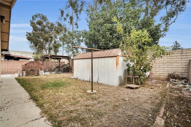 view of yard with a storage unit